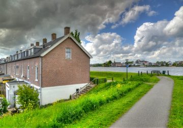 brown-house-near-body-of-water-1083377